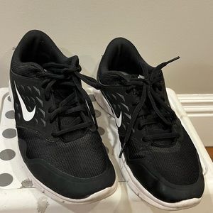 Nike women’s preowned Orive running sneakers size 11 Black/White